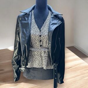 Easel‎ Animal Print Top Women's Small Long Sleeve Black/White Peplum V-Neck